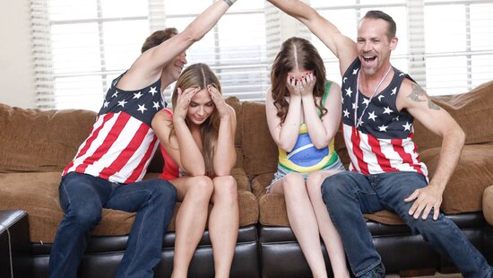 Опытный дядя нанизывает на член волосатую киску племянницы после минета