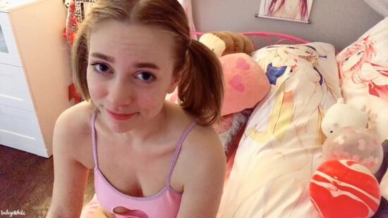 Молоденькая блондинка с красивыми сиськами резиновым членом дарит себе райское наслаждение