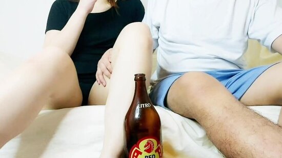 Парень выпил немного пива с мачехой и принялся дрочить ее клитор, после этого мамка сама запрыгнула на член