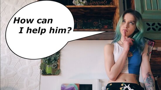 Татуированная молодая сестра помогает брату расслабиться, делая ему жаркий минет под столом