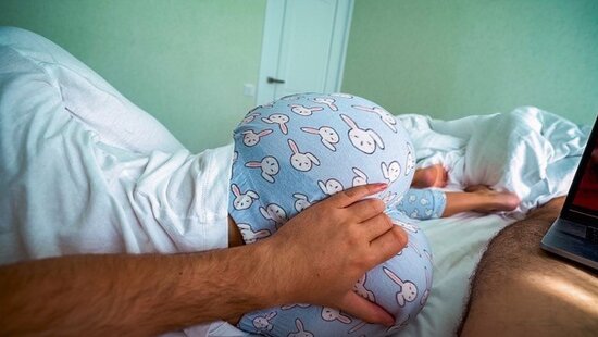 Сестра помогла брату справиться со стояком утром